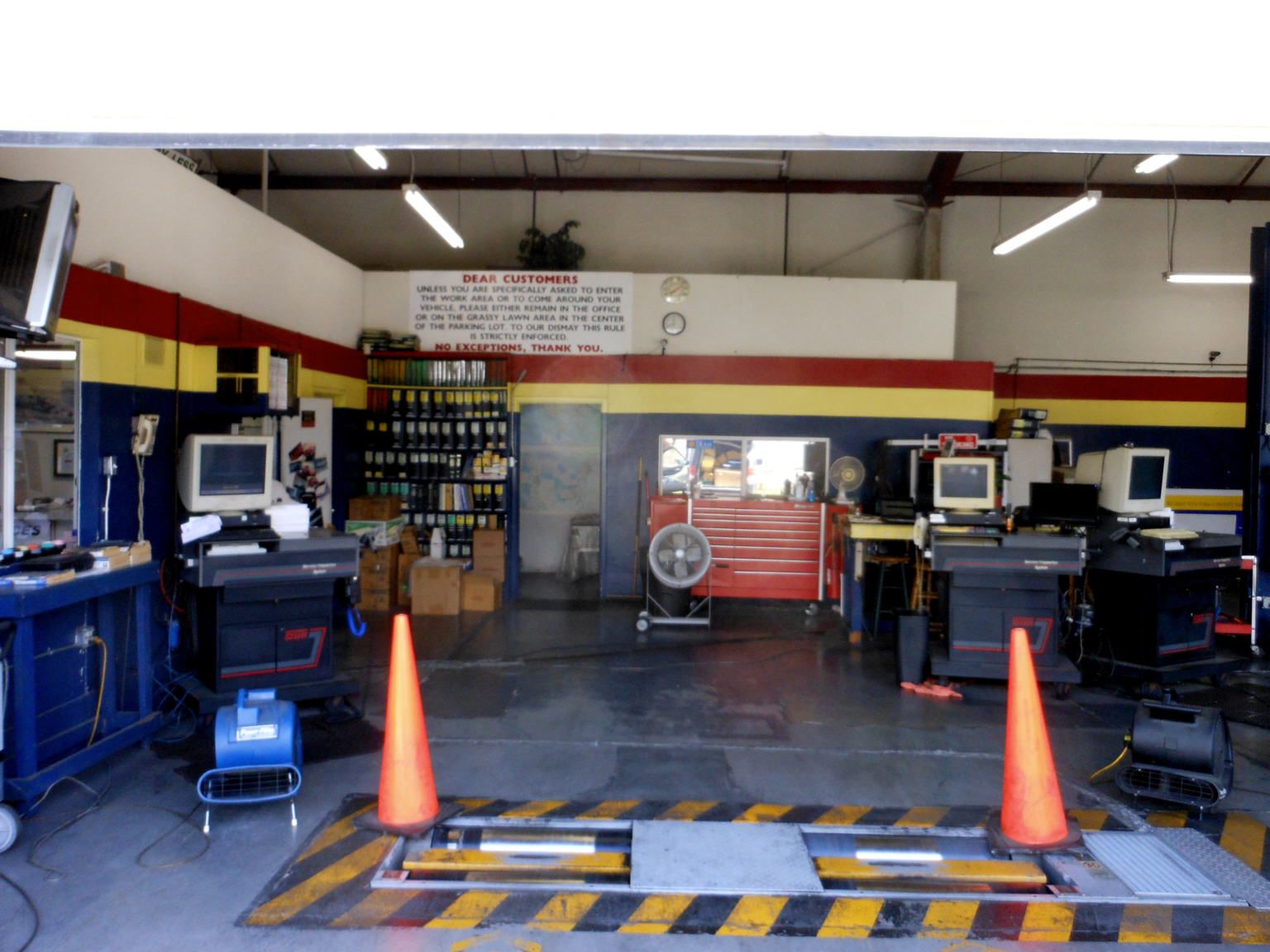 Über 20 Jahren standen die neulackierten Blechteile über dem Bürotrakt