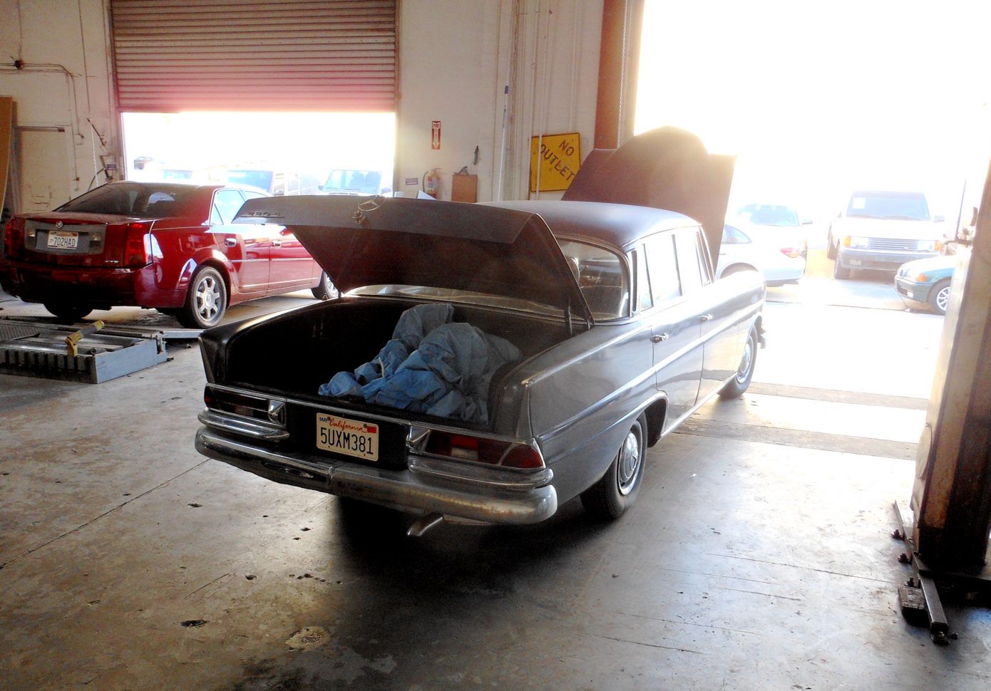 nur ein Kofferraumscharnier hinten rechts