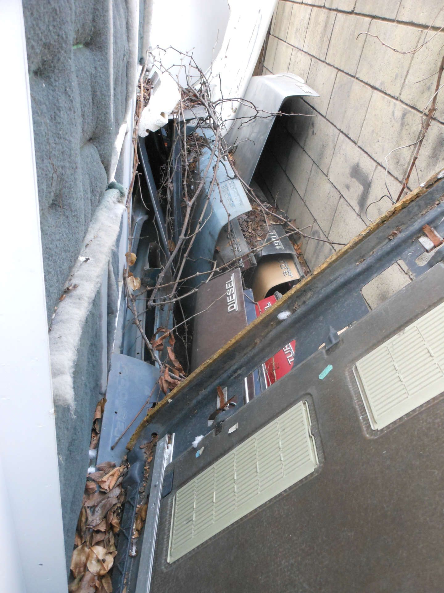 Blechteile zwischen zwei Hallen parkiert