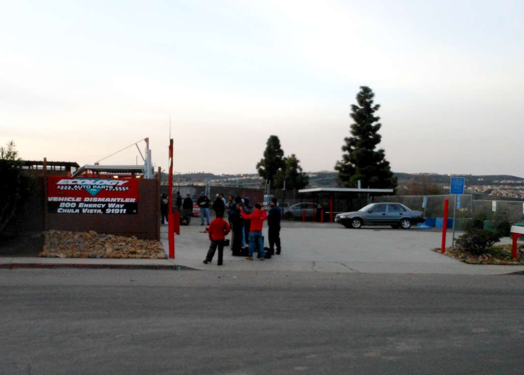 Eine Schar einheimischer Earlybirds noch vor Sonnenaufgang