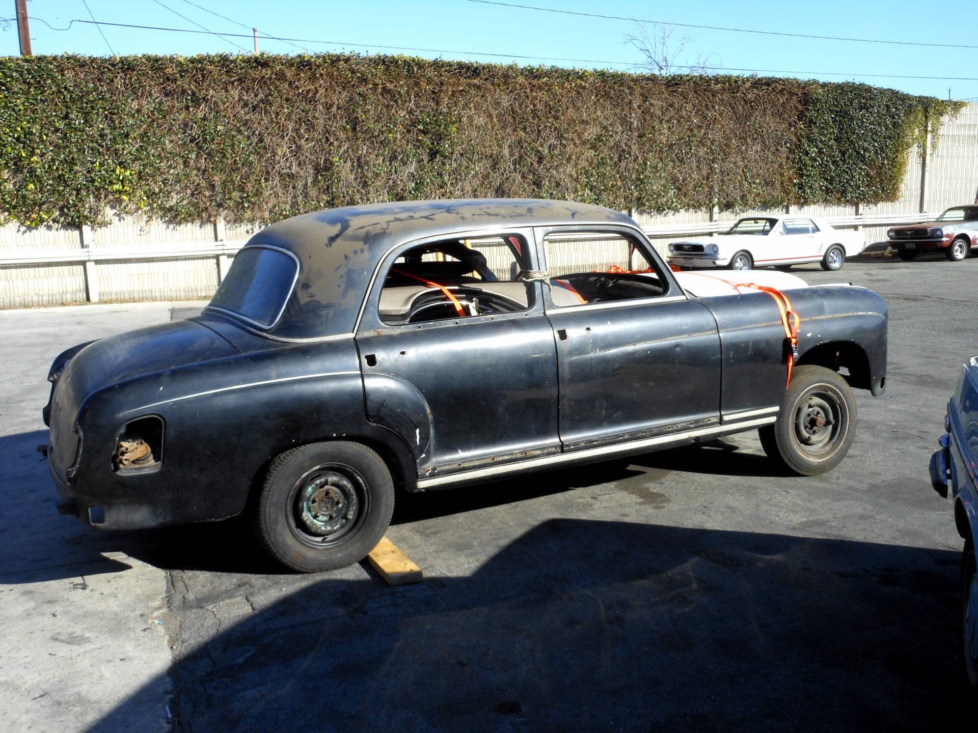 Bei der Knipsung noch halbbeladen. Da passten am Ende noch 11 Kotflügel rein.