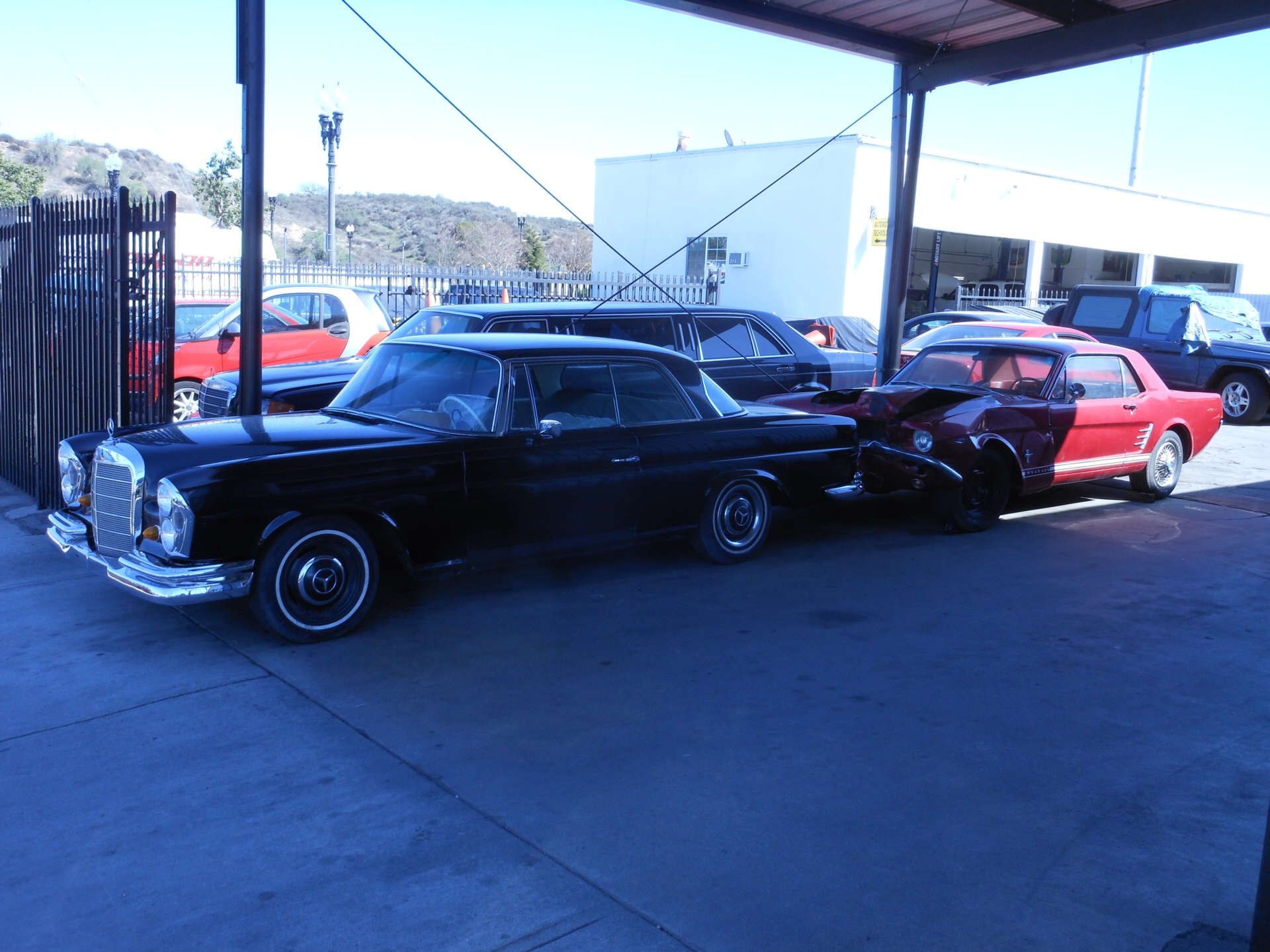 Hinter dem Coupe. Ein langer 126er. Der hätte sich in  der Hall for Rent sicherlich gut gemacht. 