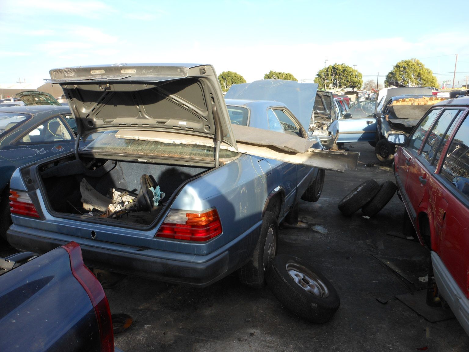 Den Kofferraum hatte schon jemand geknackt. Hätte auf die Rückbank gucken sollen, da lag ein neuer Satz europäischer Scheinwerfer!