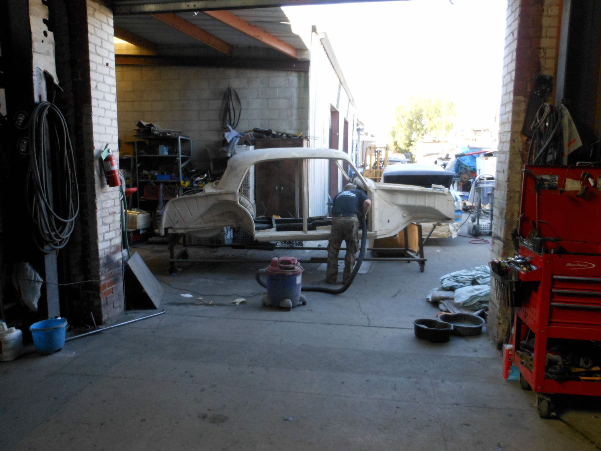 Blick aus der Werkstatt in die Hinterhofwerkstatt.