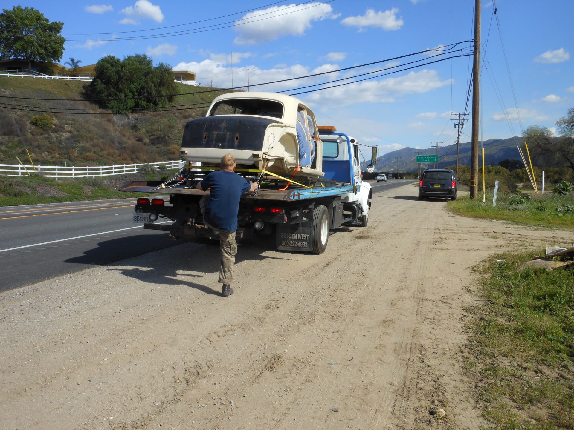 Rollgestell auf Tow-Away Truck. Da mussten wir einige male nachzurren.