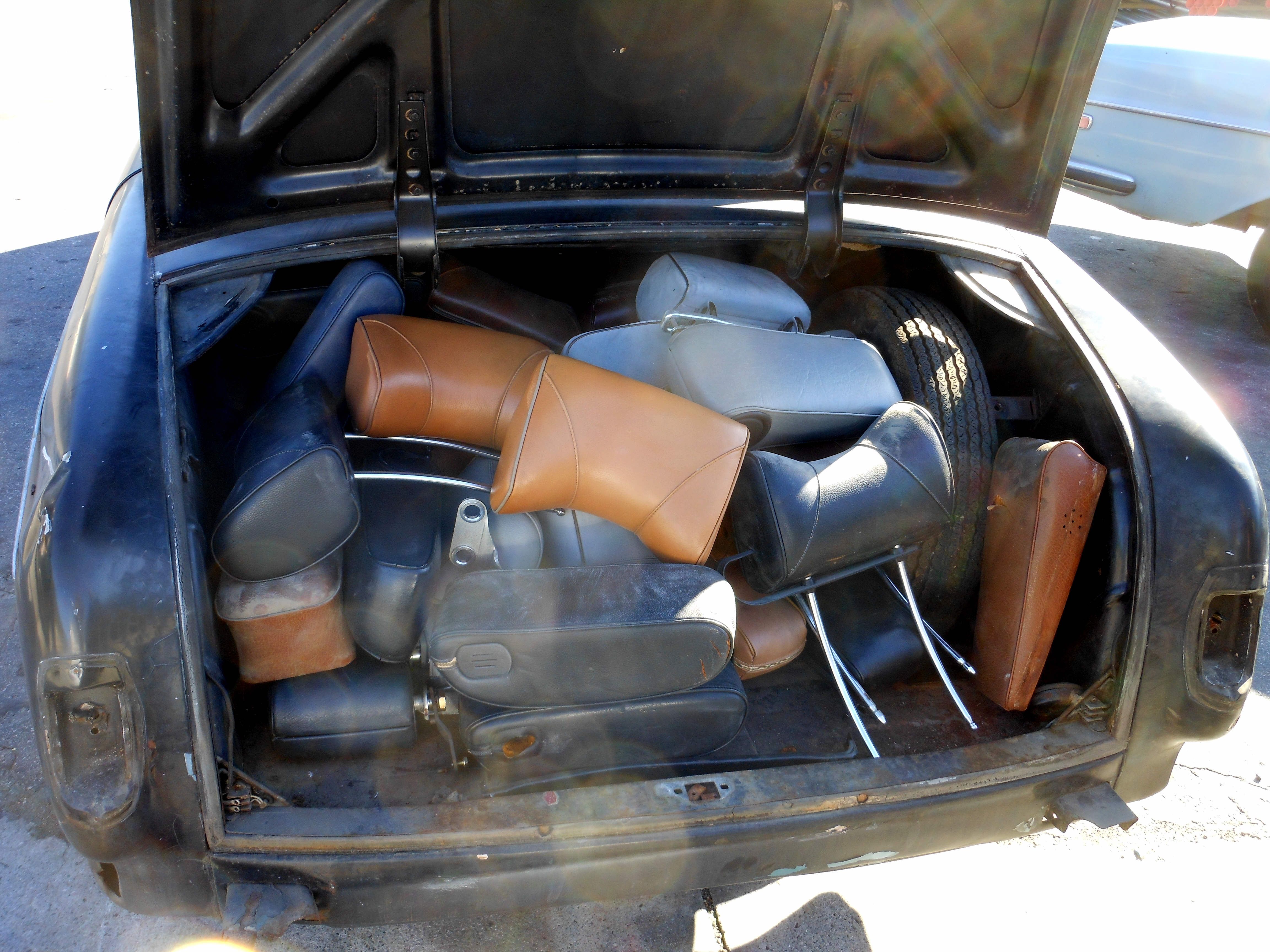 Alle Kopfstützen und Mittelarmlehnen haben wir im Kofferraum untergebracht.