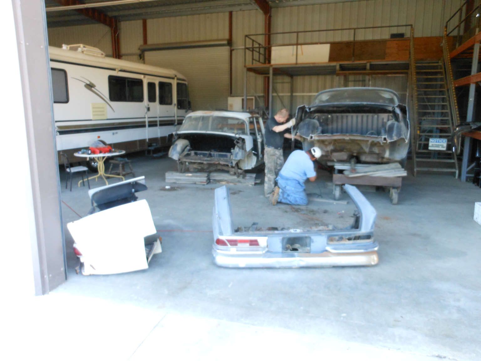 Und draußen vor der Tür fiel den Amerikanern der Himmel auf den Kopf.