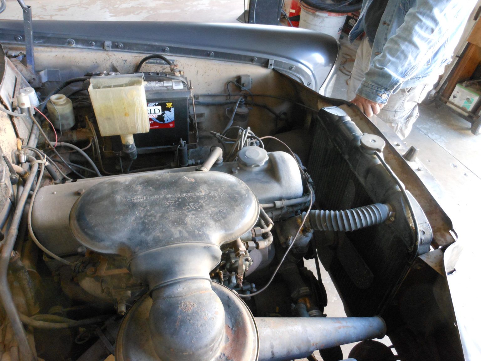 nur ein Motorhaubenscharnier in Fahrtrichtung links