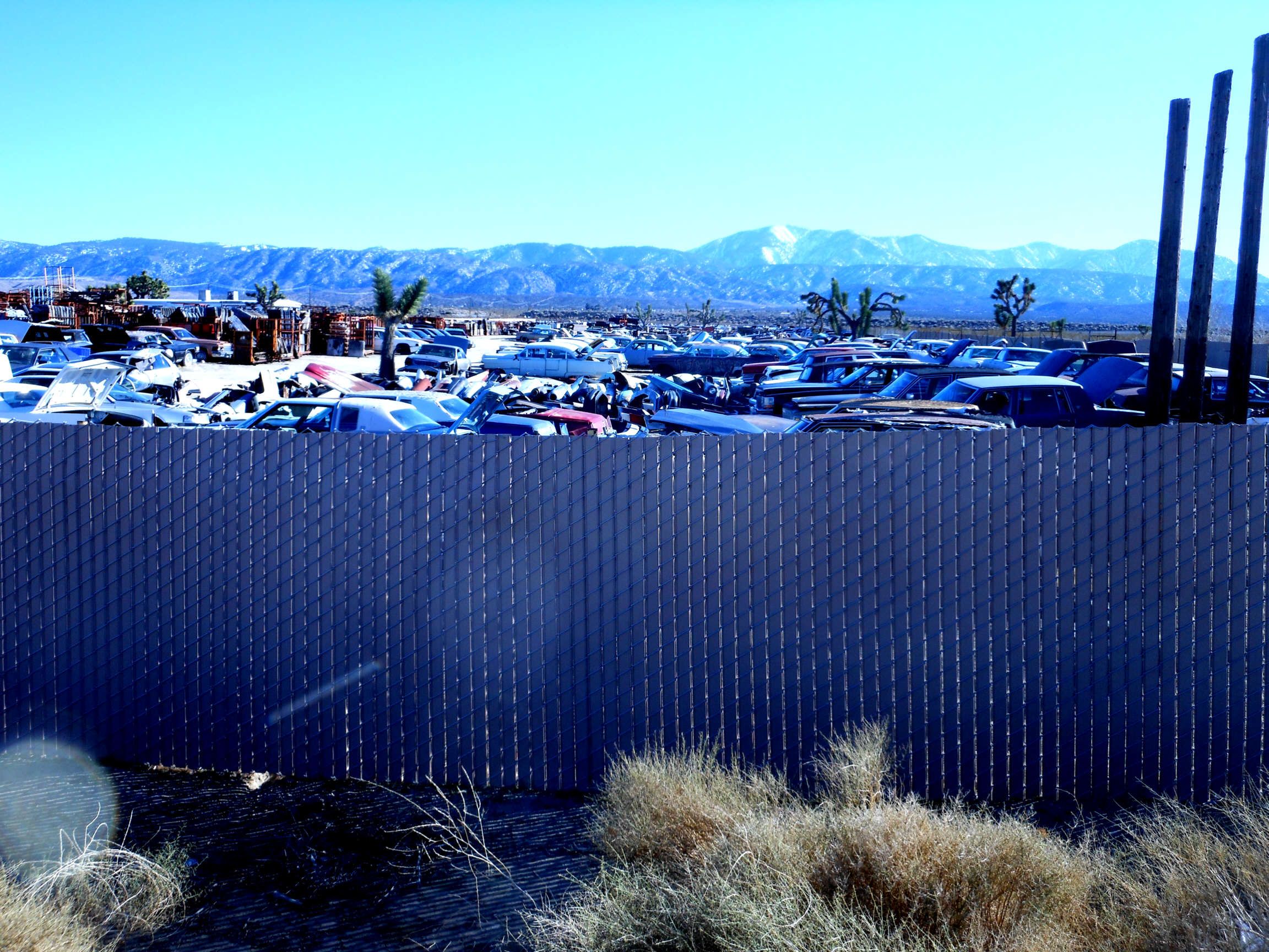 Es gibt sie noch die schrägen Schrottplätze