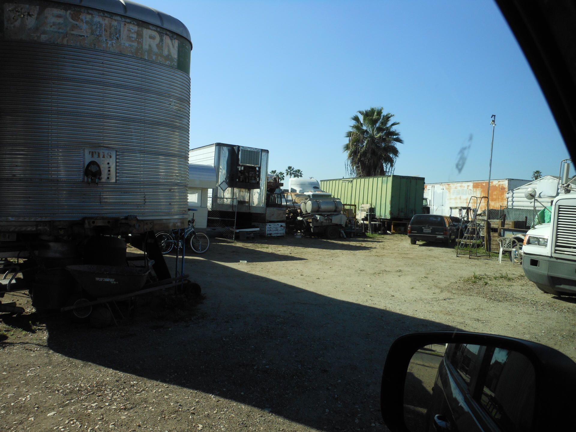 Typisch kalifornische Gartenschrottsammlung