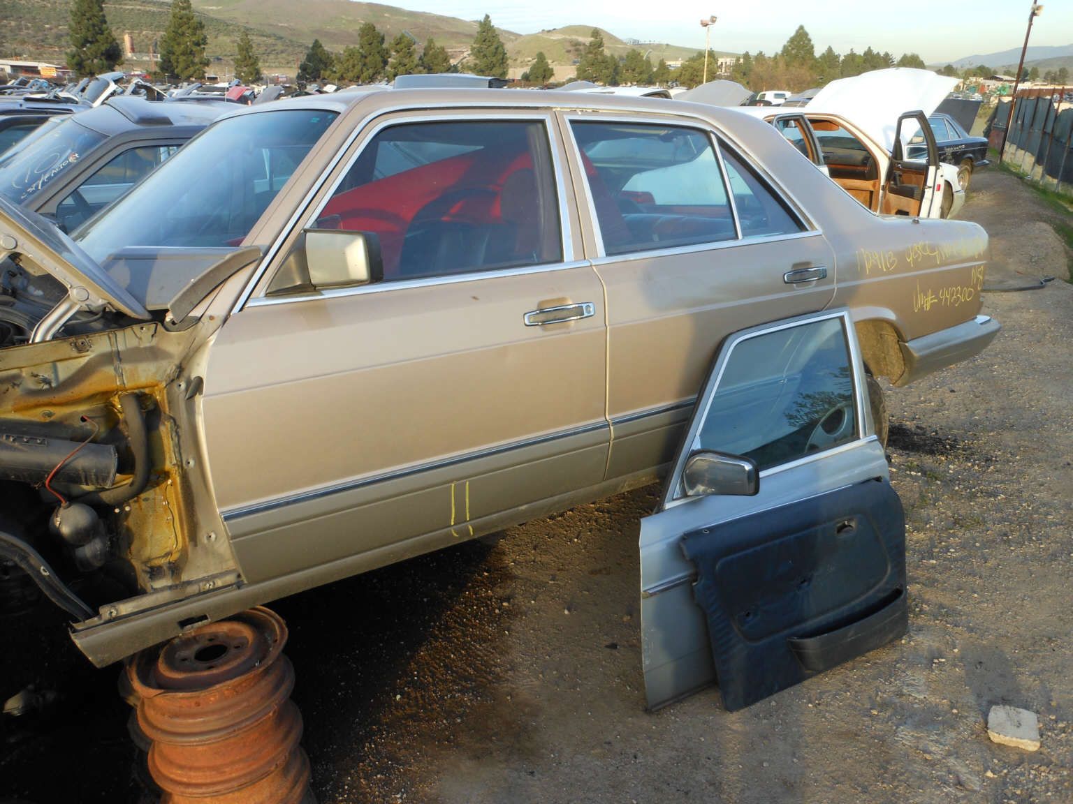 bereits abgebaute Türen zur Sicherung des Kotflügellagers