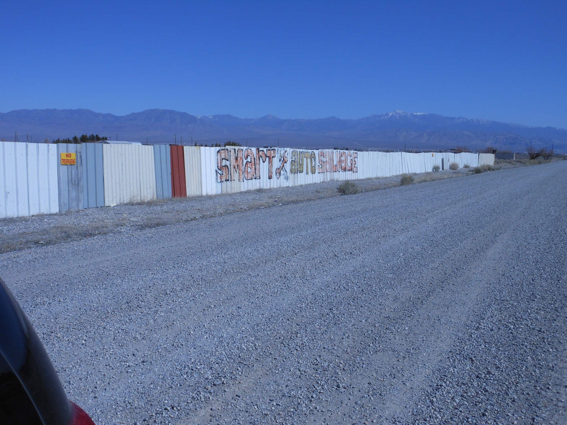 Als wir endlich in dem gottverlassenen Nest ankamen, hatte der Schrottplatz bereits dichtgemacht.
